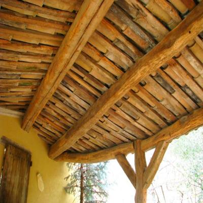 Pool house ancien avec charpente vieux bois